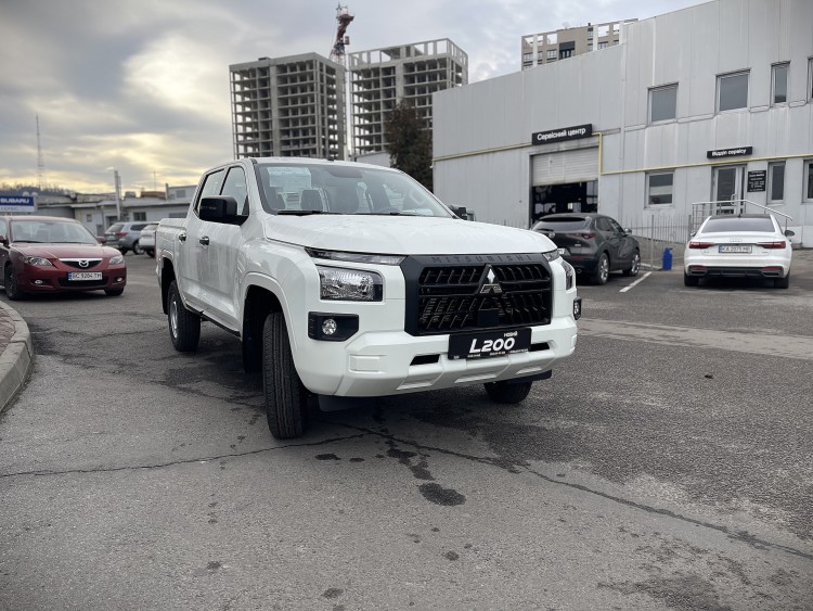 MITSUBISHI L200 в комплектації INVITE 2.4 4WD