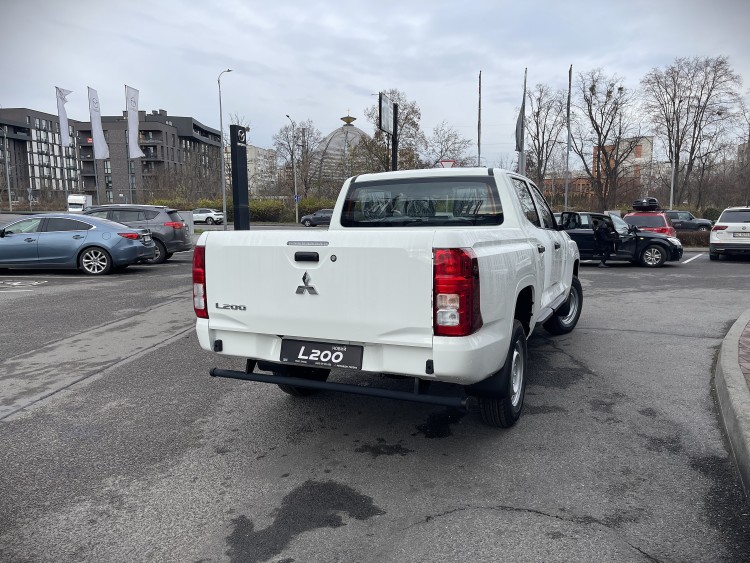 MITSUBISHI L200 в комплектації INVITE 2.4 4WD