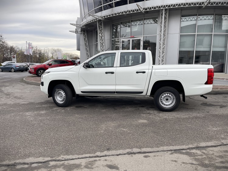MITSUBISHI L200 в комплектації INVITE 2.4 4WD