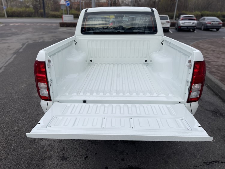 MITSUBISHI L200 в комплектації INVITE 2.4 4WD