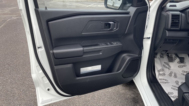 MITSUBISHI L200 в комплектації INVITE 2.4 4WD