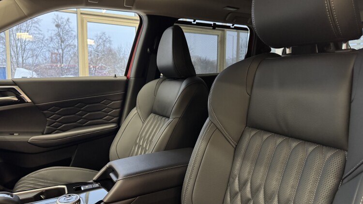 MITSUBISHI OUTLANDER в комплектації ULTIMATE 2.5