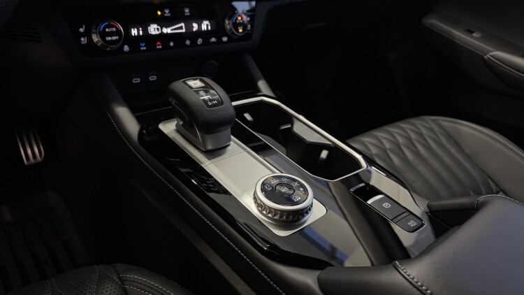 MITSUBISHI OUTLANDER в комплектації ULTIMATE 2.5