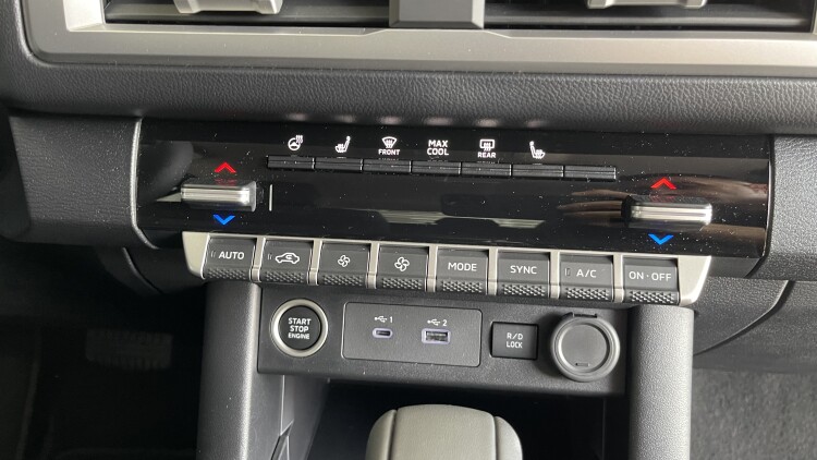 MITSUBISHI L200 в комплектації INTENSE 2.4 4WD