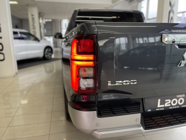 MITSUBISHI L200 в комплектації ULTIMATE 2.4 4WD