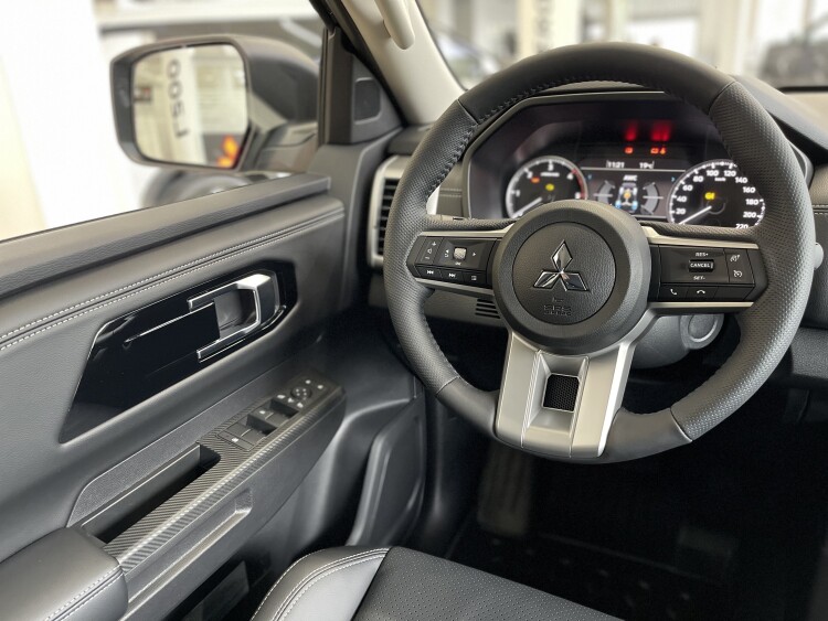 MITSUBISHI L200 в комплектації ULTIMATE 2.4 4WD