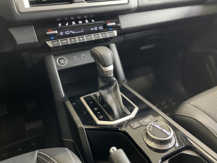 MITSUBISHI L200 в комплектації ULTIMATE 2.4 4WD