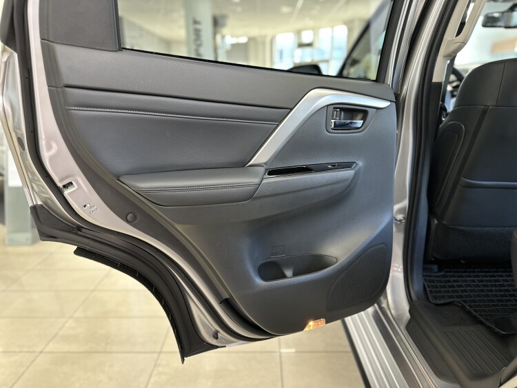 MITSUBISHI PAJERO SPORT в комплектації 3.0 P AT ULTIMATE