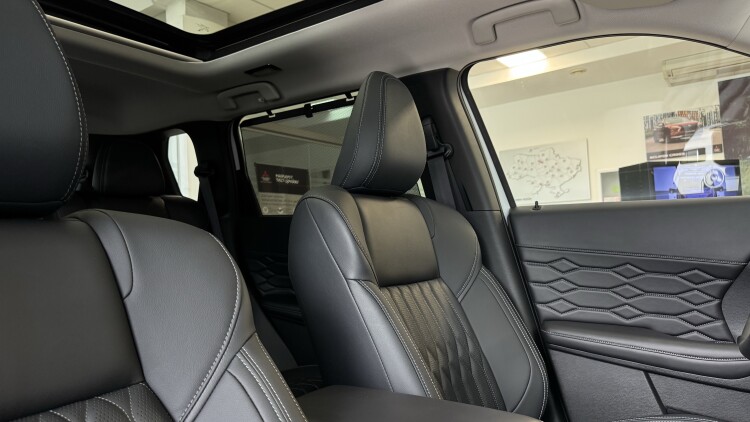 MITSUBISHI OUTLANDER в комплектації ULTIMATE 2.5