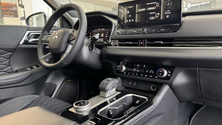 MITSUBISHI OUTLANDER в комплектації ULTIMATE 2.5