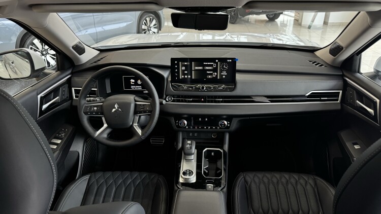 MITSUBISHI OUTLANDER в комплектації ULTIMATE 2.5
