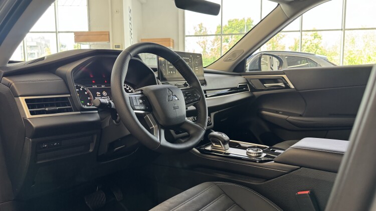 MITSUBISHI OUTLANDER в комплектації ULTIMATE 2.5
