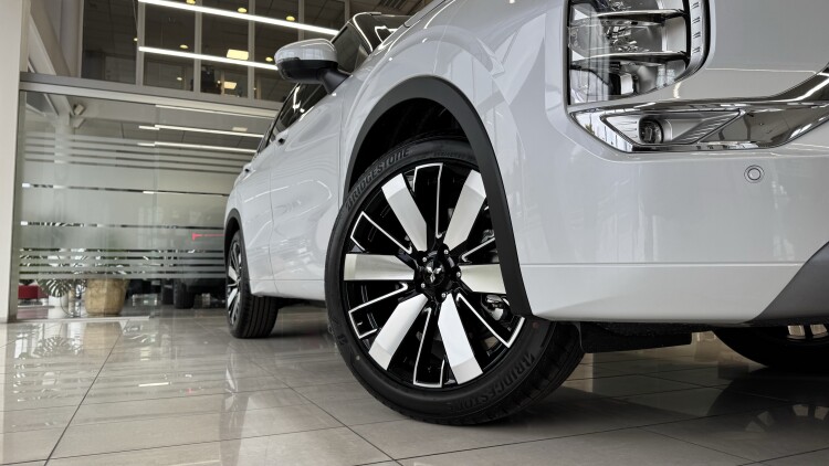 MITSUBISHI OUTLANDER в комплектації ULTIMATE 2.5