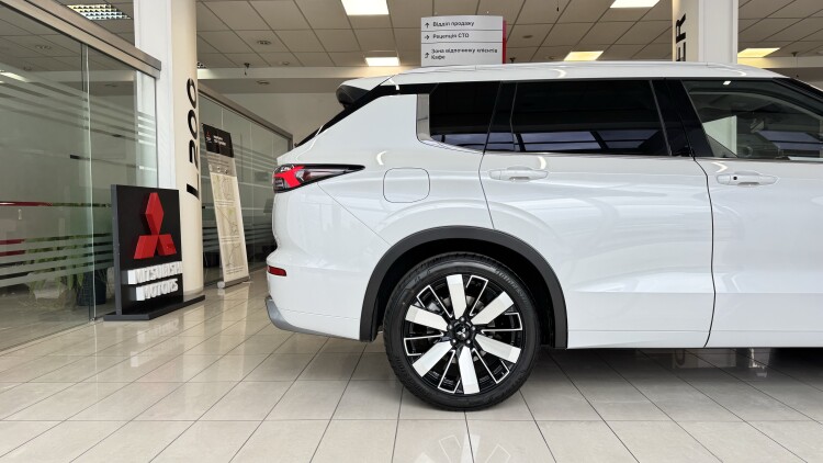 MITSUBISHI OUTLANDER в комплектації ULTIMATE 2.5