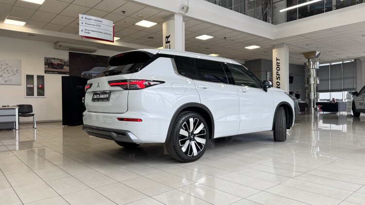 MITSUBISHI OUTLANDER в комплектації ULTIMATE 2.5
