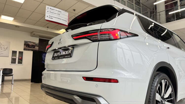 MITSUBISHI OUTLANDER в комплектації ULTIMATE 2.5