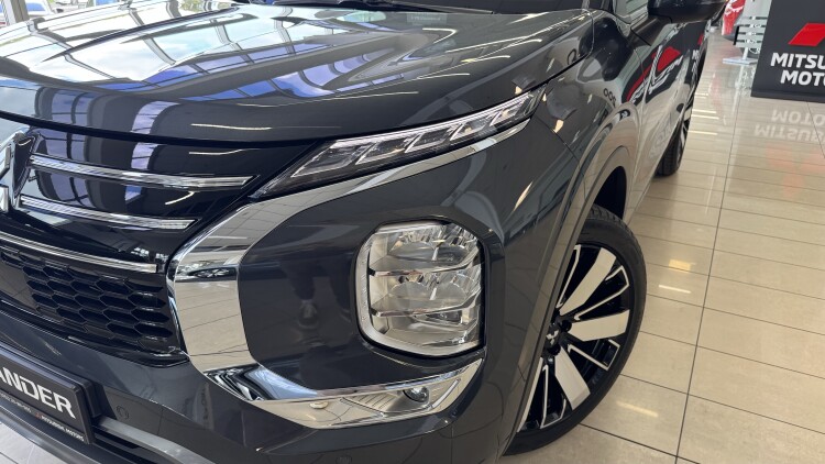 MITSUBISHI OUTLANDER в комплектації ULTIMATE 2.5