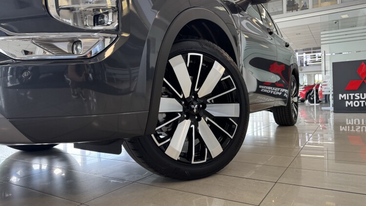 MITSUBISHI OUTLANDER в комплектації ULTIMATE 2.5