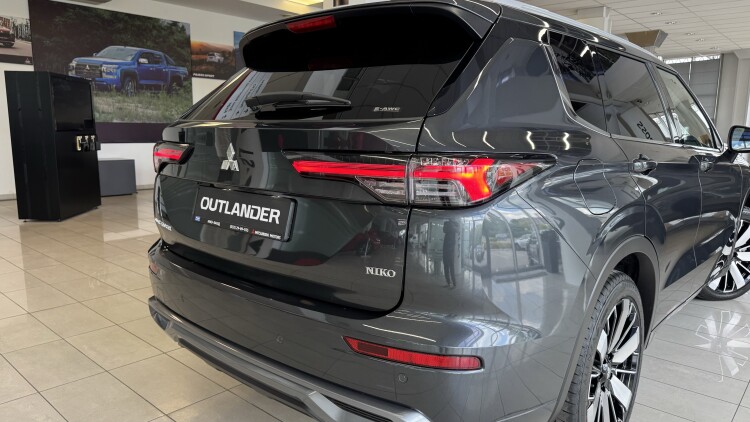 MITSUBISHI OUTLANDER в комплектації ULTIMATE 2.5