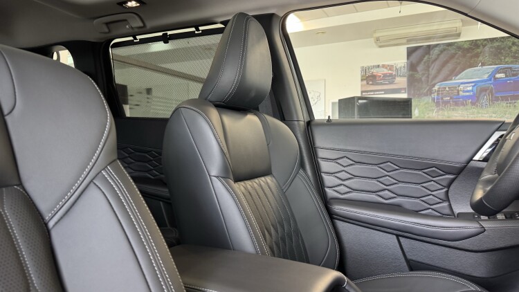 MITSUBISHI OUTLANDER в комплектації ULTIMATE 2.5