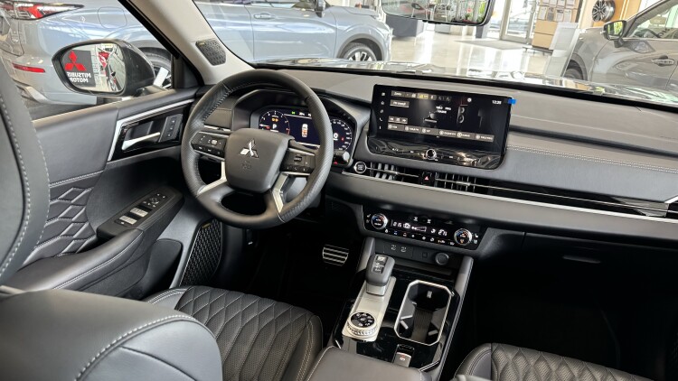 MITSUBISHI OUTLANDER в комплектації ULTIMATE 2.5