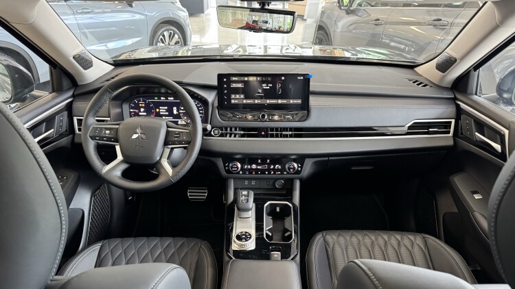 MITSUBISHI OUTLANDER в комплектації ULTIMATE 2.5