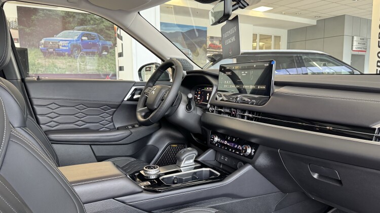 MITSUBISHI OUTLANDER в комплектації ULTIMATE 2.5 PLUS