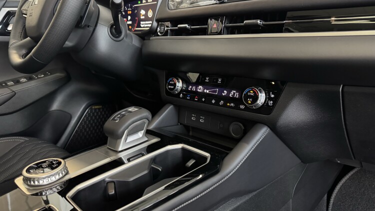 MITSUBISHI OUTLANDER в комплектації ULTIMATE 2.5 PLUS