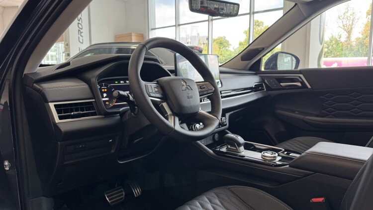MITSUBISHI OUTLANDER в комплектації ULTIMATE 2.5 PLUS