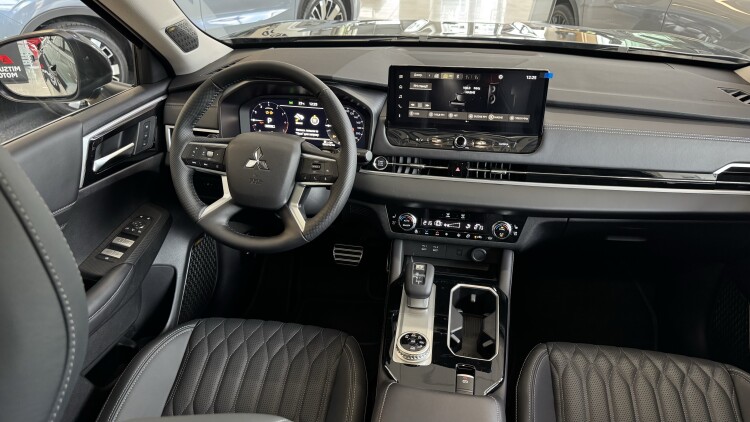 MITSUBISHI OUTLANDER в комплектації ULTIMATE 2.5 PLUS